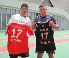 ⚽梦幻联动！拜仁慕尼黑赠孙铭徽17号球衣：敬请期待训练内容